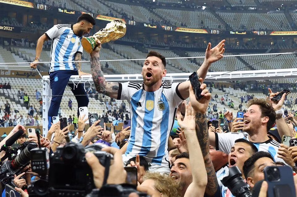Màn rước cúp vàng World Cup của Messi và đồng đội tái hiện hình ảnh tương tự mà huyền thoại Diego Maradona đã từng làm sau khi lên ngôi vô địch thế giới cùng La Albiceleste năm 1986. (Ảnh: Reuters)
