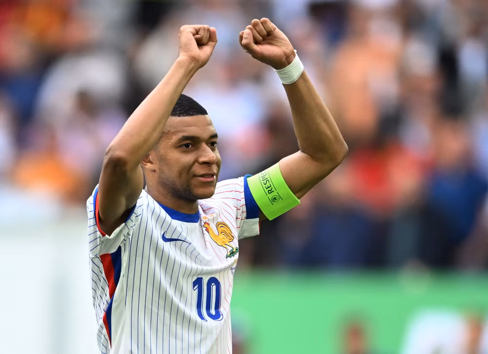 Kylian Mbappé dành sự tôn trọng tuyệt đối cho Ronaldo song cũng khẳng định quyết tâm vượt qua Bồ Đào Nha của thần tượng để vào bán kết. (Ảnh: REUTERS) Kylian Mbappé dành sự tôn trọng tuyệt đối cho Ronaldo song cũng khẳng định quyết tâm vượt qua Bồ Đào Nha của thần tượng để vào bán kết. (Ảnh: REUTERS)