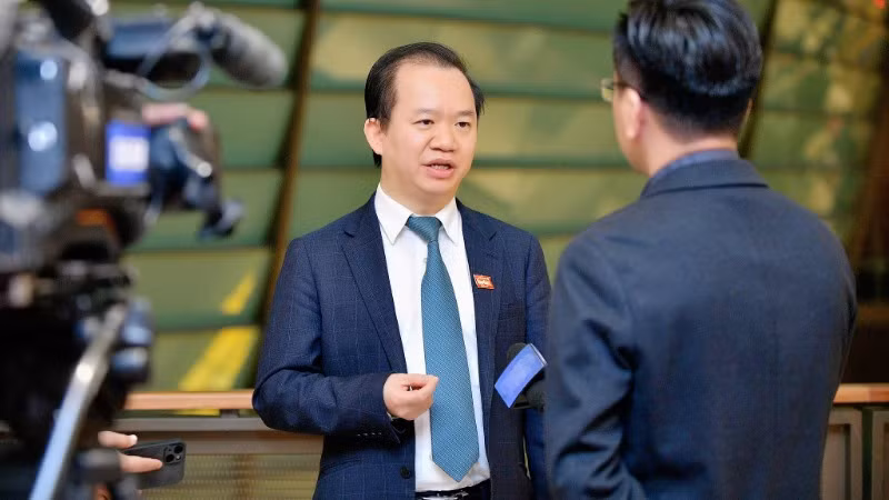 PGS, TS Bùi Hoài Sơn - Ủy viên chuyên trách Ủy ban Văn hóa và Xã hội của Quốc hội trả lời phỏng vấn báo chí bên hành lang Quốc hội.
