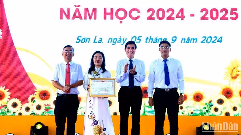 Đồng chí Hoàng Quốc Khánh, Bí thư Tỉnh ủy, Chủ tịch Ủy ban nhân dân tỉnh Sơn La tặng Bằng khen cho Trường trung học phổ thông chuyên Sơn La.