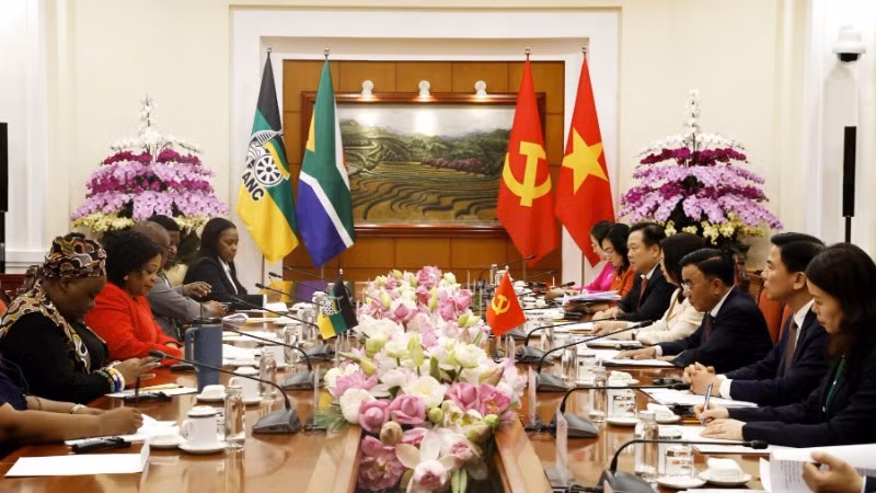 Thường trực Ban Bí thư Trần Cẩm Tú hội đàm với Phó Tổng Thư ký thứ nhất Đảng Đại hội dân tộc Phi (ANC) Nomvula Mokonyane. (Ảnh: Cổng thông tin điện tử Chính phủ) 