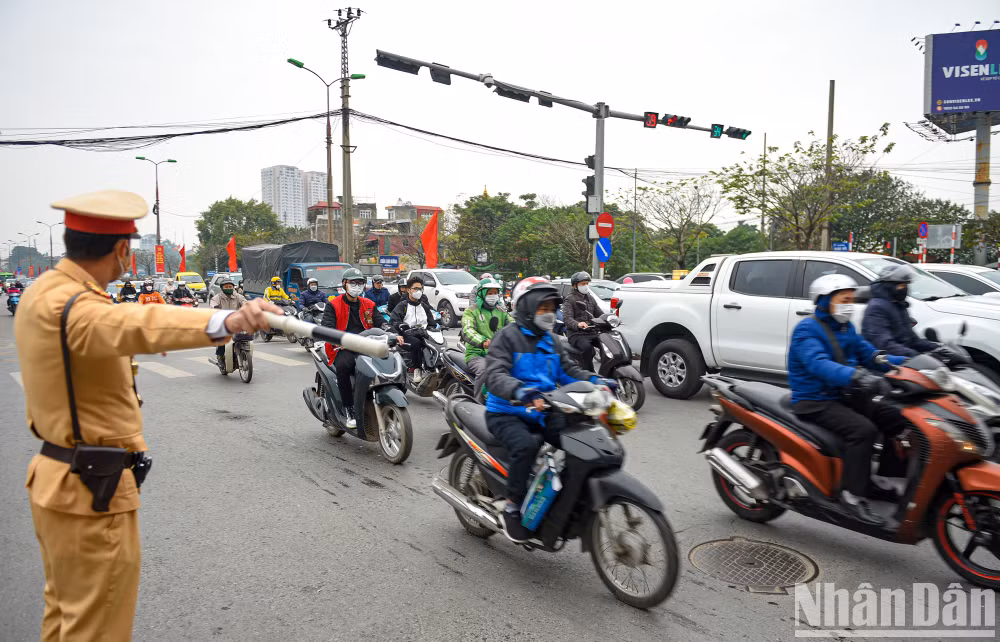 Lực lượng Công an phân luồng bảo đảm giao thông trước bến xe nước Ngầm, chiều 30/12/2022. (Ảnh: THÀNH ĐẠT) 
