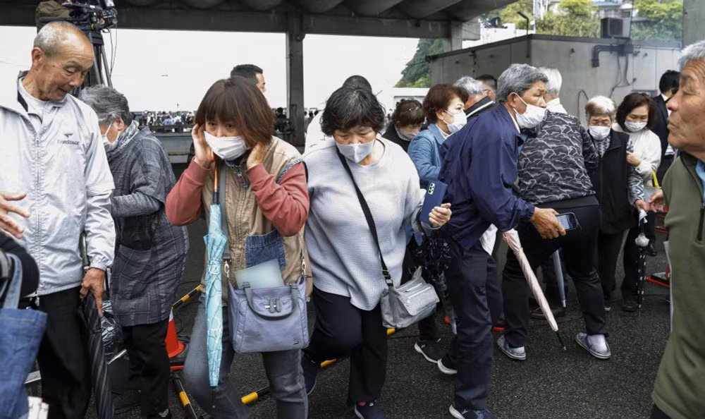 Người dân thoát khỏi hiện trường sau vụ nổ ở Wakayama. (Ảnh: KYODO) Người dân thoát khỏi hiện trường sau vụ nổ ở Wakayama. (Ảnh: KYODO)