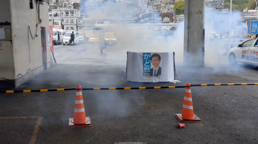Khói bốc lên sau tiếng nổ gần khu vực ông Kishida phát biểu ở Wakayama. (Ảnh: TWITTER/@AK2364N/REUTERS) Khói bốc lên sau tiếng nổ gần khu vực ông Kishida phát biểu ở Wakayama. (Ảnh: TWITTER/@AK2364N/REUTERS)