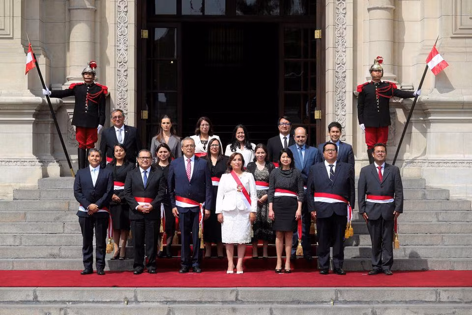 Tổng thống Peru Dina Boluarte (áo trắng, hàng đầu tiên) chụp ảnh cùng nội các mới ở Lima, Peru ngày 10/12/2022. (Ảnh: Reuters)