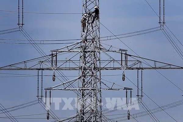 Đường dây truyền tải điện của Công ty điện lực Đức RWE ở Moers. (Ảnh: AP/TTXVN)
