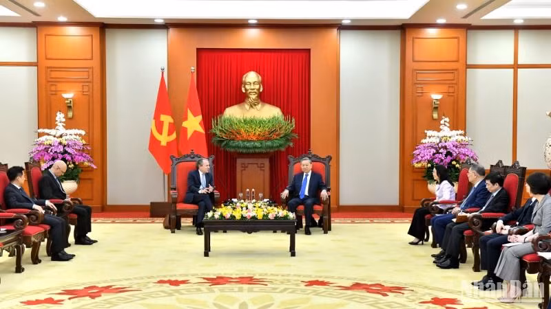 Tổng Bí thư Tô Lâm tiếp ông Daniel Rosen, Giám đốc điều hành Tập đoàn Rosen Partners (Hoa Kỳ). (Ảnh: ĐĂNG KHOA)