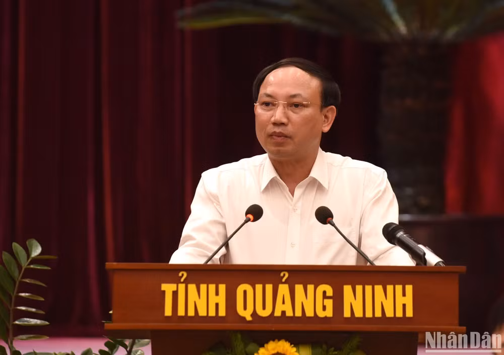 Bí thư Tỉnh ủy Quảng Ninh Nguyễn Xuân Ký báo cáo Thủ tướng Chính phủ tại buổi làm việc. (Ảnh: TRẦN HẢI)