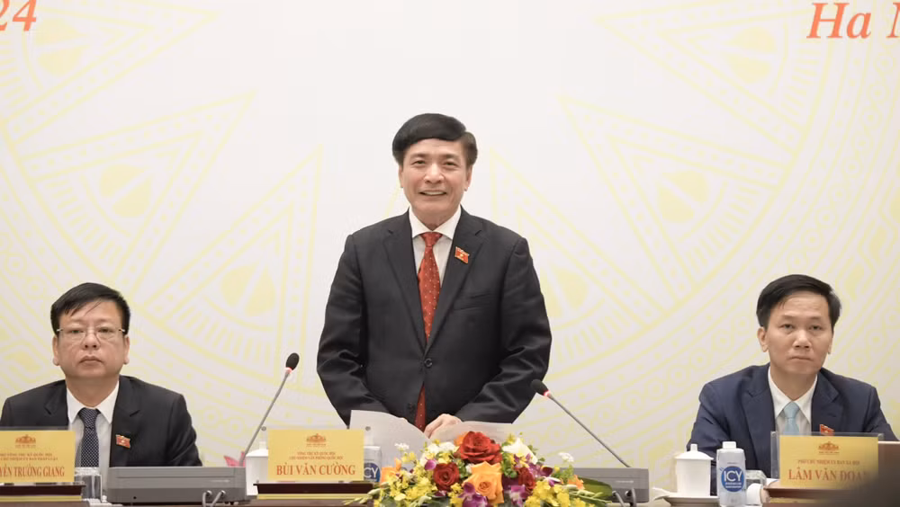 Tổng Thư ký Quốc hội, Chủ nhiệm Văn phòng Quốc hội Bùi Văn Cường phát biểu tại họp báo. (Ảnh: DUY LINH)
