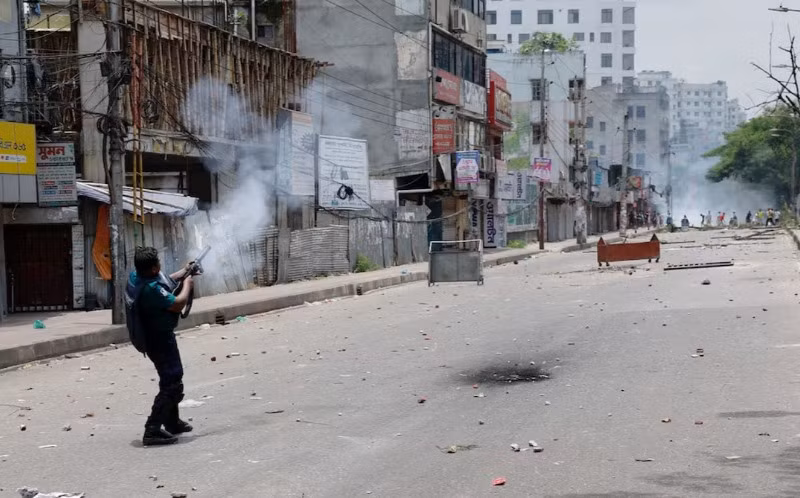 Cảnh sát bắn hơi cay để giải tán người biểu tình trên đường phố Dhaka, Bangladesh, ngày 19/7/2024. (Ảnh: Reuters) Cảnh sát bắn hơi cay để giải tán người biểu tình trên đường phố Dhaka, Bangladesh, ngày 19/7/2024. (Ảnh: Reuters)