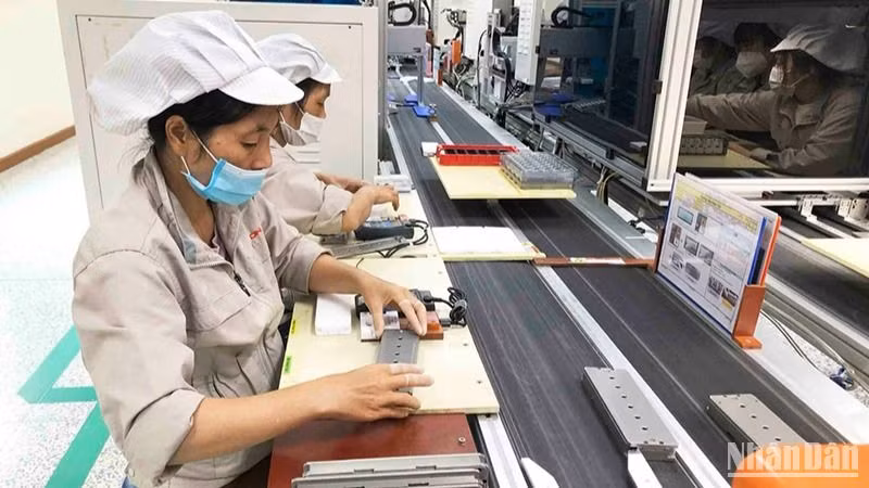 Sản xuất, lắp ráp linh kiện điện tử tại Công ty TNHH Bujeon Vietnam Electronics, Khu công nghiệp Quế Võ, tỉnh Bắc Ninh. (Ảnh: NGỌC TRÂM) 