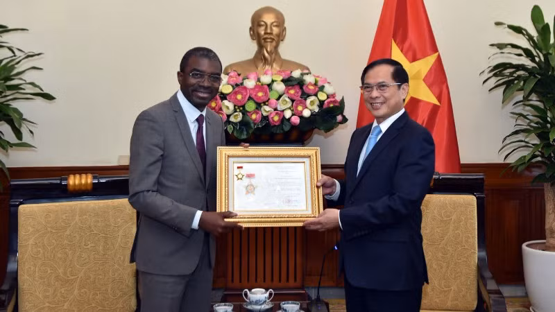 Phó Thủ tướng, Bộ trưởng Ngoại giao Bùi Thanh Sơn trao tặng ông Lazare Kỷ niệm chương “Vì sự nghiệp Ngoại giao Việt Nam”. (Ảnh: Báo Thế giới và Việt Nam) Phó Thủ tướng, Bộ trưởng Ngoại giao Bùi Thanh Sơn trao tặng ông Lazare Kỷ niệm chương “Vì sự nghiệp Ngoại giao Việt Nam”. (Ảnh: Báo Thế giới và Việt Nam)