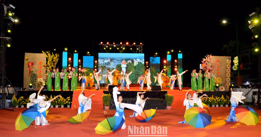 Biểu diễn chương trình nghệ thuật “Mừng Đảng-Mừng Xuân Quý Mão 2023” tại Quảng trường Nguyễn Tất Thành.