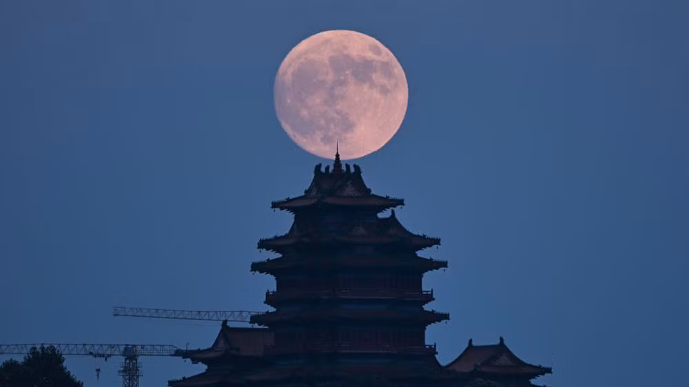 Siêu trăng trên bầu trời Nam Kinh, tỉnh Giang Tô, Trung Quốc. (Ảnh: Getty Images)