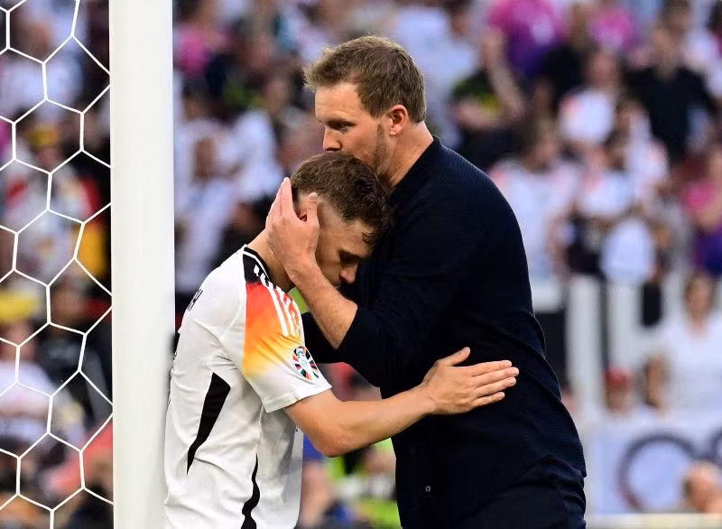 Huấn luyện viên Julian Nagelsmann an ủi các cầu thủ Đức sau thất bại ở tứ kết EURO 2024. (Ảnh: Reuters) Huấn luyện viên Julian Nagelsmann an ủi các cầu thủ Đức sau thất bại ở tứ kết EURO 2024. (Ảnh: Reuters)