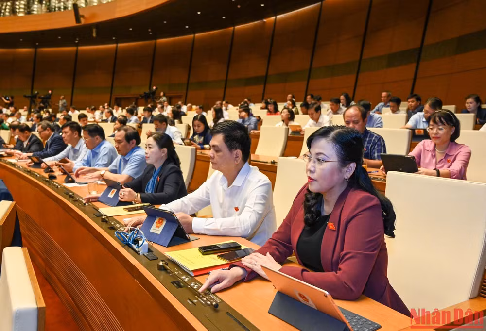 Các đại biểu Quốc hội biểu quyết thông qua Nghị quyết ban hành Nội quy kỳ họp Quốc hội (sửa đổi). (Ảnh: DUY LINH) Các đại biểu Quốc hội biểu quyết thông qua Nghị quyết ban hành Nội quy kỳ họp Quốc hội (sửa đổi). (Ảnh: DUY LINH)