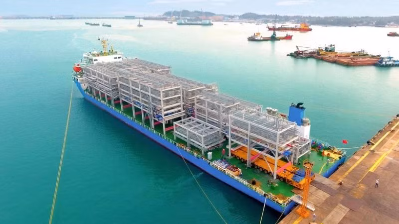 Lô hàng 1.200 tấn module được xuất khẩu sang Singapore. (Ảnh: TTXVN) 