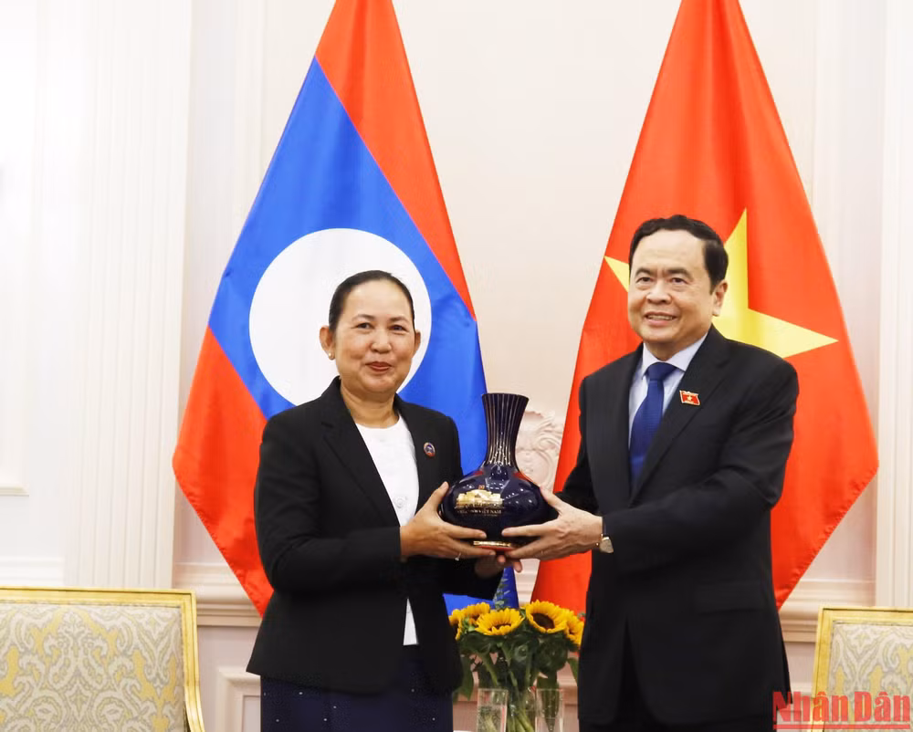 Phó Chủ tịch Thường trực Quốc hội Trần Thanh Mẫn tặng quà lưu niệm cho Tổng Thư ký Quốc hội Lào Pingkham Lasasimma. Phó Chủ tịch Thường trực Quốc hội Trần Thanh Mẫn tặng quà lưu niệm cho Tổng Thư ký Quốc hội Lào Pingkham Lasasimma.