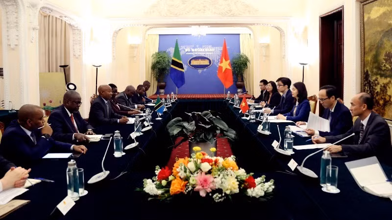 Thứ trưởng Ngoại giao Nguyễn Minh Hằng và Thứ trưởng Ngoại giao và Hợp tác Đông Phi Tanzania Cosato David Chumi đồng chủ trì kỳ họp lần thứ nhất Tham vấn chính trị giữa hai Bộ Ngoại giao. Thứ trưởng Ngoại giao Nguyễn Minh Hằng và Thứ trưởng Ngoại giao và Hợp tác Đông Phi Tanzania Cosato David Chumi đồng chủ trì kỳ họp lần thứ nhất Tham vấn chính trị giữa hai Bộ Ngoại giao.