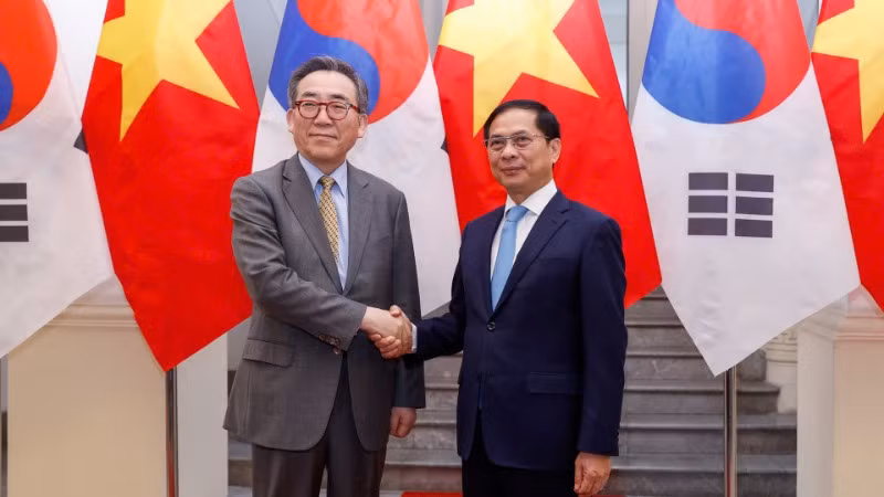 Phó Thủ tướng, Bộ trưởng Ngoại giao Bùi Thanh Sơn hội đàm với Bộ trưởng Ngoại giao Hàn Quốc Cho Tae-yul. (Ảnh: Bộ Ngoại giao) 