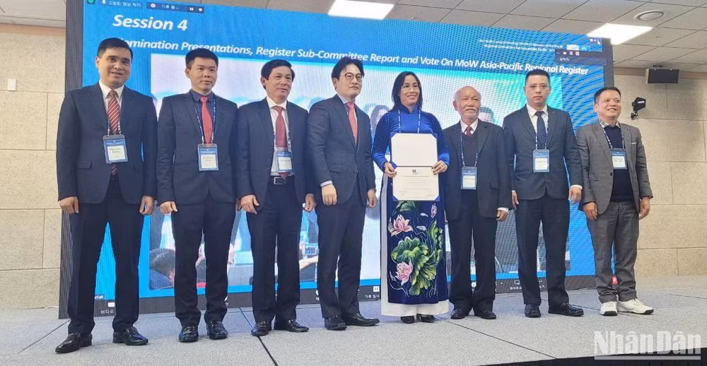Đoàn công tác của thành phố Đà Nẵng do Phó Chủ tịch Hội đồng nhân dân thành phố Nguyễn Thị Anh Thi đón nhận Bằng công nhận Ma nhai tại MOWCAP.