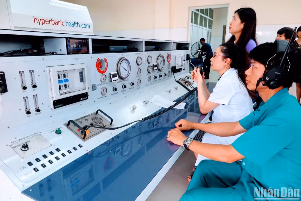 Thực hiện điều trị các bệnh đặc thù nghề nghiệp biển bằng hệ thống buồng điều trị oxy cao áp tại Viện Y học biển Việt Nam.