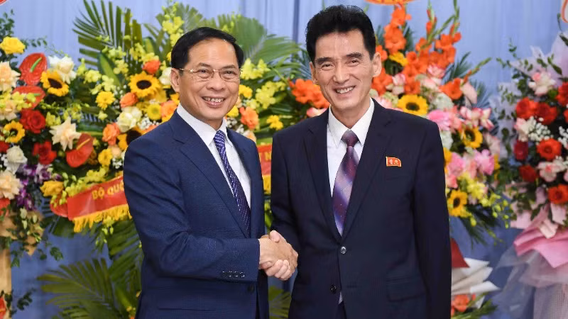 Phó Thủ tướng, Bộ trưởng Ngoại giao Bùi Thanh Sơn và Đại sứ Triều Tiên Ri Sung Guk tại buổi lễ. (Ảnh: Báo Thế giới và Việt Nam)