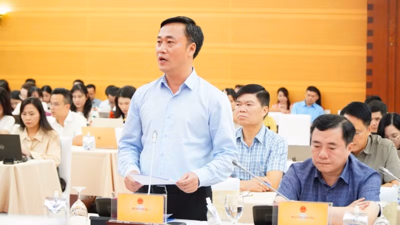 Thứ trưởng Xây dựng Nguyễn Việt Hùng trả lời câu hỏi của phóng viên các cơ quan thông tấn, báo chí. 