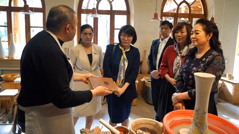 Phu nhân Nguyễn Thị Thanh Nga được giới thiệu về các cuốn sách nghiên cứu do các thế hệ gia đình Rakhimov dày công nghiên cứu và thực hiện in sách.
