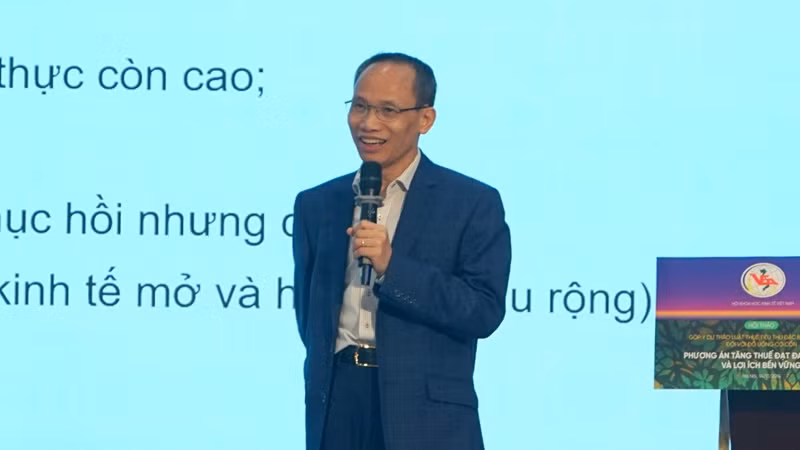 TS Cấn Văn Lực phát biểu tại hội thảo. (Ảnh: TRUNG HƯNG)