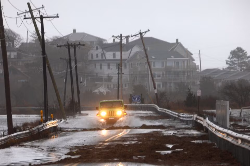 Triều cường do ảnh hưởng từ bão mùa đông gây ngập lụt ở Gloucester, Massachusetts, Mỹ, ngày 23/12/2022. (Ảnh: Reuters)