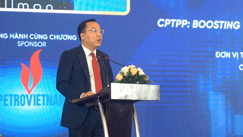 Thứ trưởng Công thương Nguyễn Hoàng Long phát biểu khai mạc hội thảo. (Ảnh: TRUNG HƯNG)