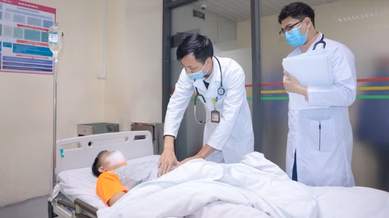 Bác sĩ thăm khám, theo dõi sức khỏe cho người bệnh bị đột quỵ não. (Ảnh: TTXVN)