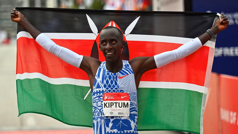 Kelvin Kiptum ăn mừng sau khi lập kỷ lục thế giới mới với thời gian 2:00:35 tại giải marathon Chicago 2023, ngày 8/10/2023. (Ảnh: USA TODAY Sports/Reuters) 