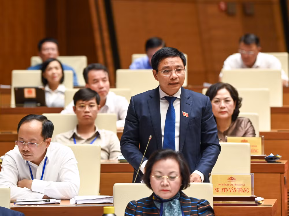Bộ trưởng Giao thông vận tải Nguyễn Văn Thắng trả lời chất vấn. (Ảnh: DUY LINH) Bộ trưởng Giao thông vận tải Nguyễn Văn Thắng trả lời chất vấn. (Ảnh: DUY LINH)