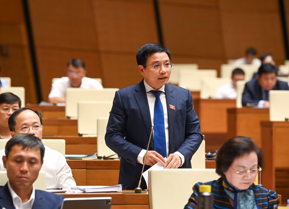 Bộ trưởng Giao thông vận tải Nguyễn Văn Thắng trả lời chất vấn. (Ảnh: DUY LINH) Bộ trưởng Giao thông vận tải Nguyễn Văn Thắng trả lời chất vấn. (Ảnh: DUY LINH)