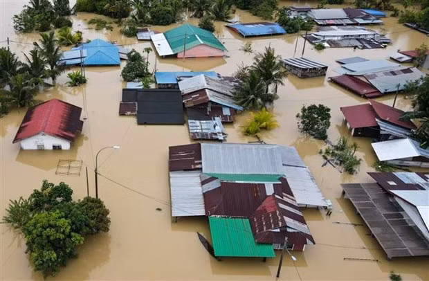 Nhiều ngôi nhà chìm trong nước lũ sau những trận mưa lớn ở Yong Peng, bang Johor (Malaysia), ngày 4/3/2023. (Ảnh: AFP/TTXVN)