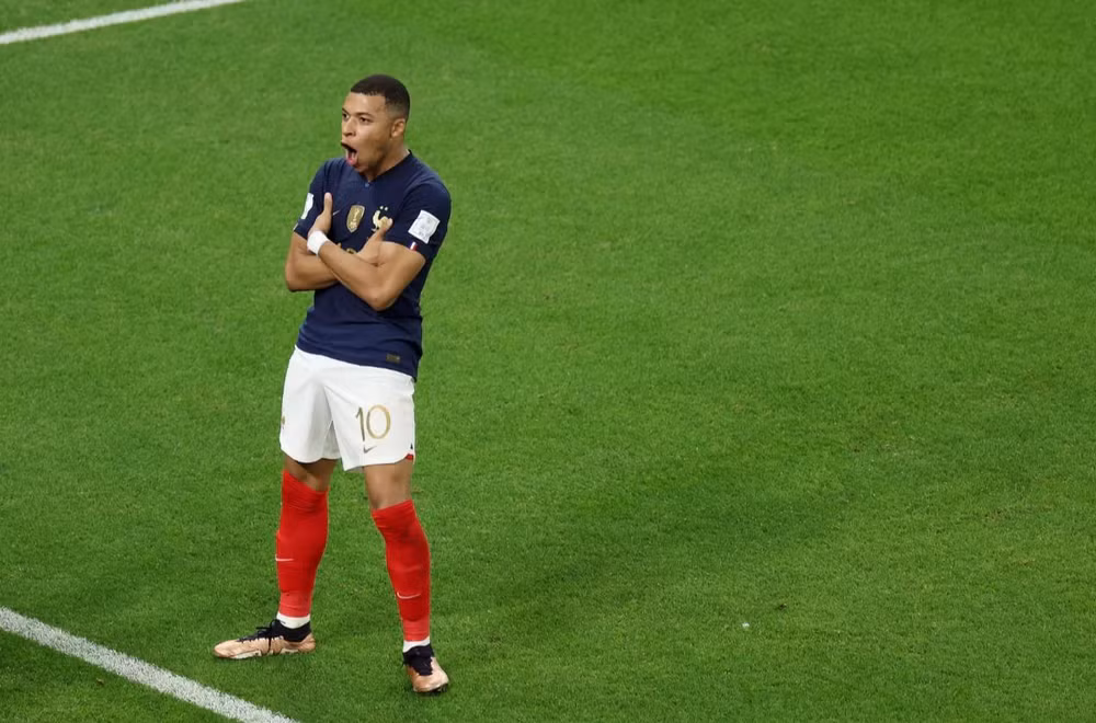 Huấn luyện viên tuyển Ba Lan, ông Czesław Michniewicz, cho rằng, Mbappe sẽ là “người thừa kế” Lionel Messi và Cristiano Ronaldo trên sân khấu đỉnh cao của bóng đá thế giới. (Ảnh: FIFA) Huấn luyện viên tuyển Ba Lan, ông Czesław Michniewicz, cho rằng, Mbappe sẽ là “người thừa kế” Lionel Messi và Cristiano Ronaldo trên sân khấu đỉnh cao của bóng đá thế giới. (Ảnh: FIFA)