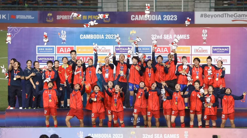 Đội tuyển Bóng đá nữ Việt Nam xuất sắc giành Huy chương Vàng SEA Games 32. (Ảnh: TTXVN)