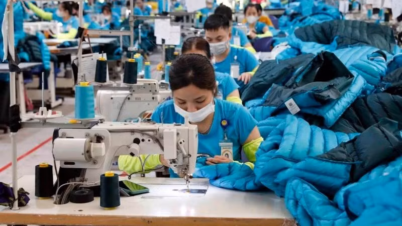 Dệt may Việt Nam duy trì thứ hạng cao trong xuất khẩu vào Hoa Kỳ. (Ảnh minh họa: TTXVN)