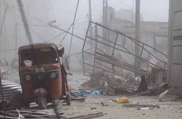 Hiện trường vụ nổ gần tòa nhà Bộ Giáo dục Somalia trên đường K5 ở thủ đô Mogadishu, ngày 29/10/2022. Ảnh: Reuters