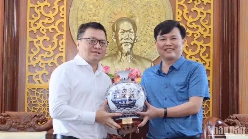 Phó Bí thư Thường trực Tỉnh ủy Long An Nguyễn Thanh Hải tặng quà cho Đoàn công tác Báo Nhân Dân.