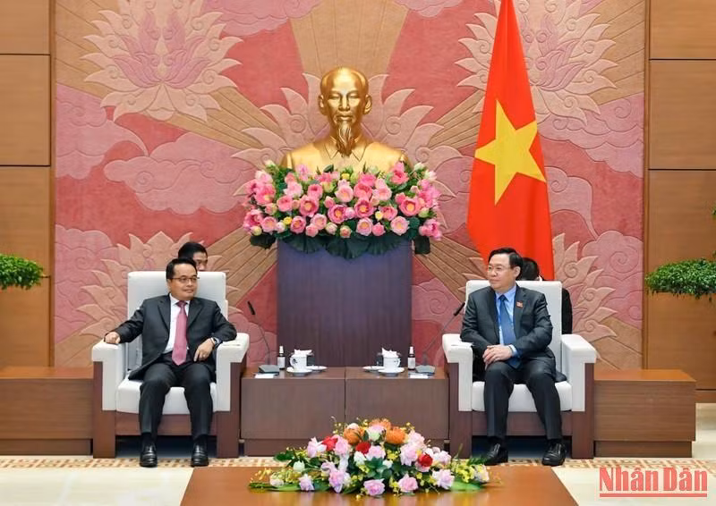 Chủ tịch Quốc hội Vương Ðình Huệ tiếp Chủ tịch Kiểm toán Lào Viengthavisone Thephachanh. (Ảnh: DUY LINH)