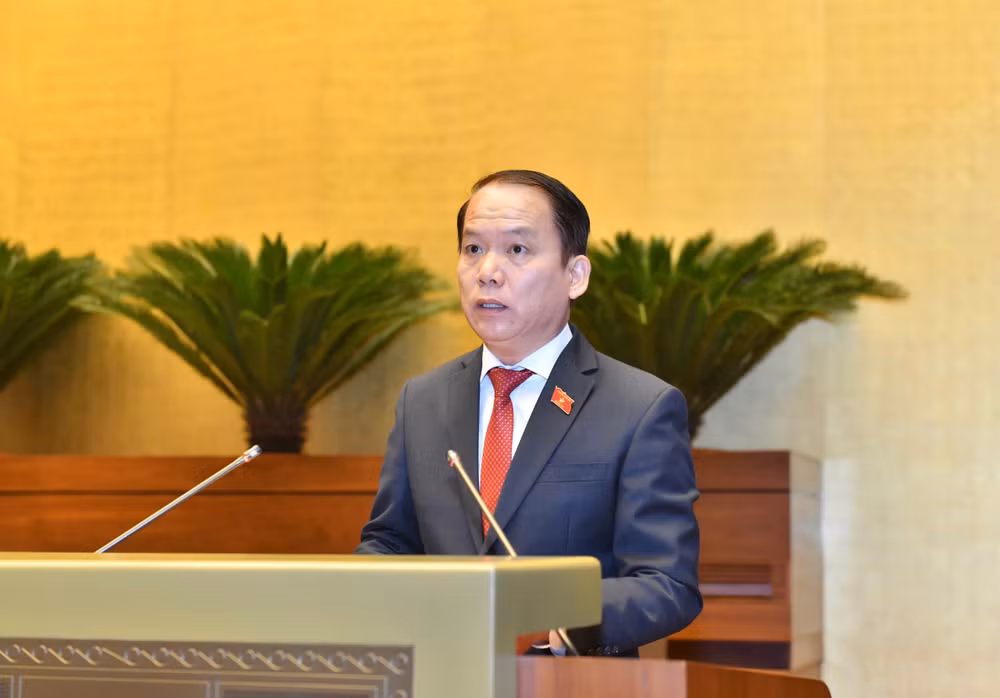 Chủ nhiệm Ủy ban Pháp luật Hoàng Thanh Tùng trình bày Báo cáo tóm tắt giải trình, tiếp thu, chỉnh lý dự thảo Luật Nhà ở (sửa đổi). (Ảnh: ĐĂNG KHOA)