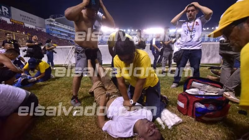 Sơ cứu các nạn nhân tại hiện trường vụ giẫm đạp. (Ảnh: elsalvador.com) Sơ cứu các nạn nhân tại hiện trường vụ giẫm đạp. (Ảnh: elsalvador.com)
