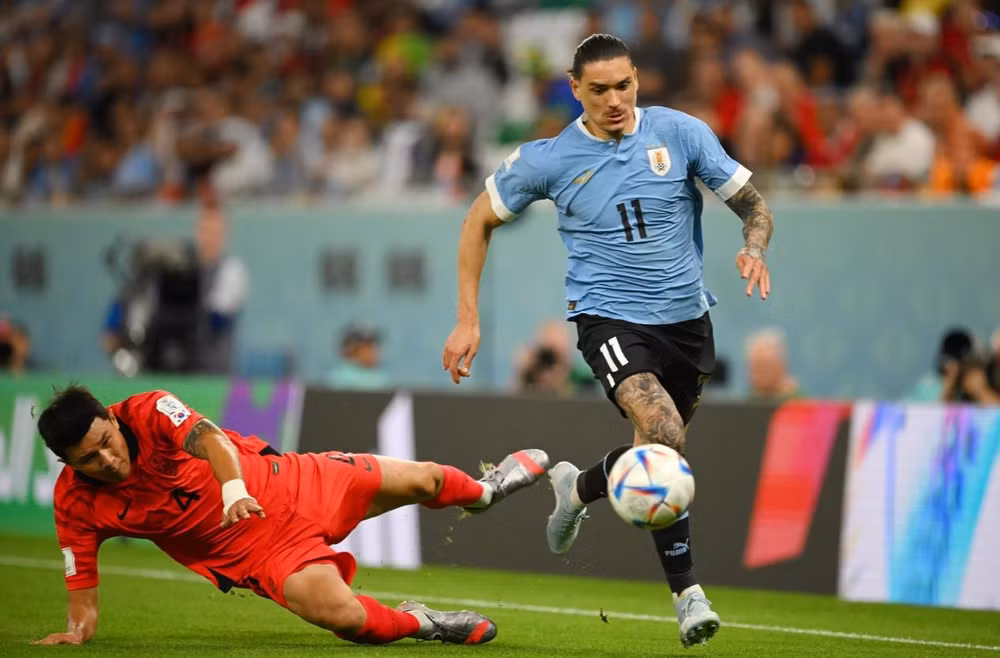 Pha tranh bóng giữa cầu thủ 2 đội. (Ảnh: FIFA) Pha tranh bóng giữa cầu thủ 2 đội. (Ảnh: FIFA)