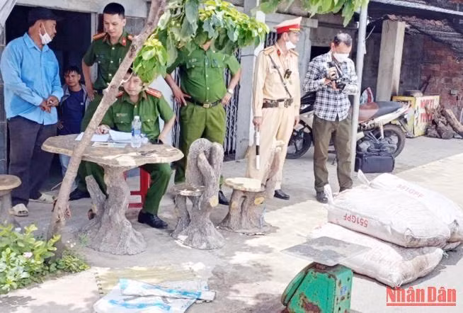 Số mỡ động vật bốc mùi hôi thối bị phát hiện trên ô-tô khách.
