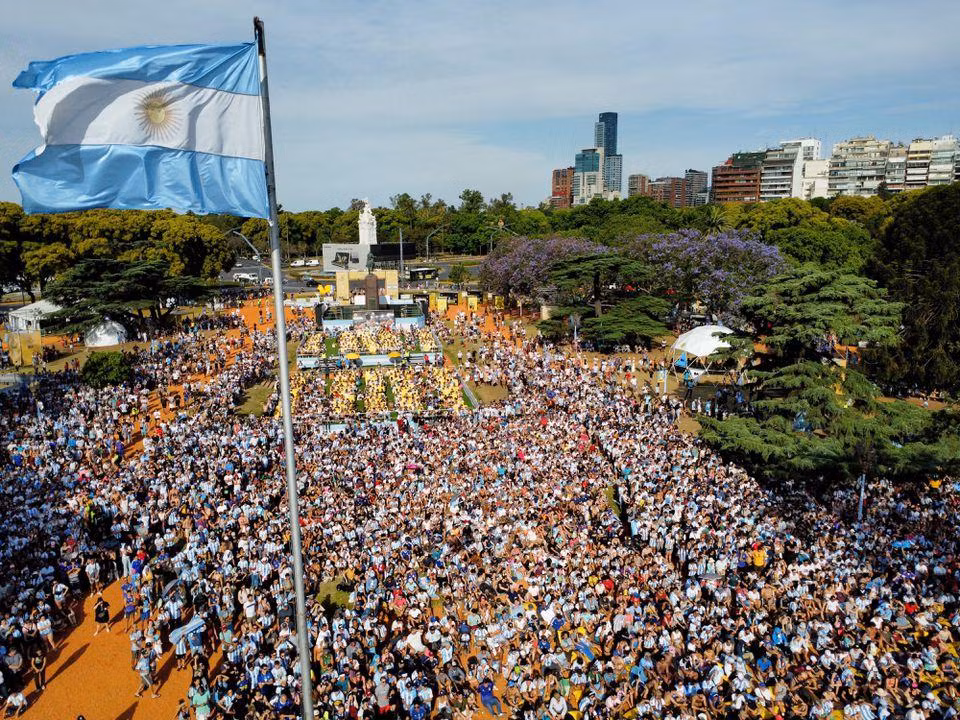 Đông đảo người người hâm mộ Argentina ở Buenos Aires tập trung xem trận đấu giữa đội bóng quê nhà với Australia qua màn hình lớn. (Ảnh: Reuters) Đông đảo người người hâm mộ Argentina ở Buenos Aires tập trung xem trận đấu giữa đội bóng quê nhà với Australia qua màn hình lớn. (Ảnh: Reuters)