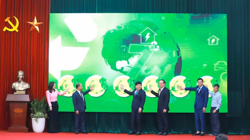 Các đại biểu thực hiện nghi thức phát động Ngày chuyển đổi xanh năm 2025. 