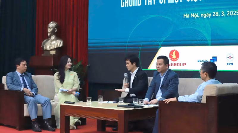 Các chuyên gia, diễn giả chia sẻ quan điểm tại tọa đàm trong khuôn khổ lễ phát động chuỗi sự kiện Ngày chuyển đổi xanh năm 2025.